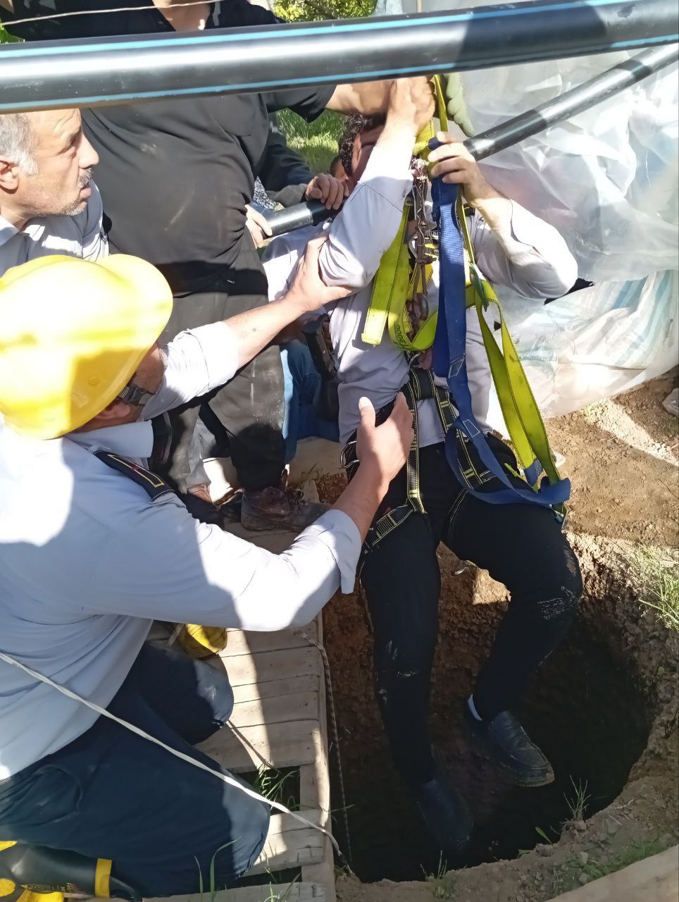 نجات موفقیت‌آمیز شهروند ۴۰ ساله از چاه در روستای یام توسط آتش‌نشانی مرند