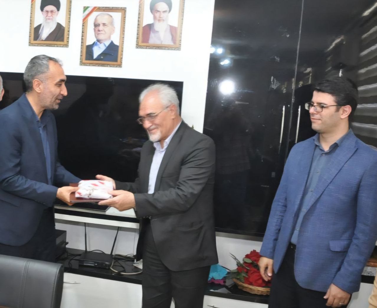 تقدیر مدیر شبکه بهداشت و درمان شهرستان مرند از مدیر مسئول پایگاه خبری موج وطن