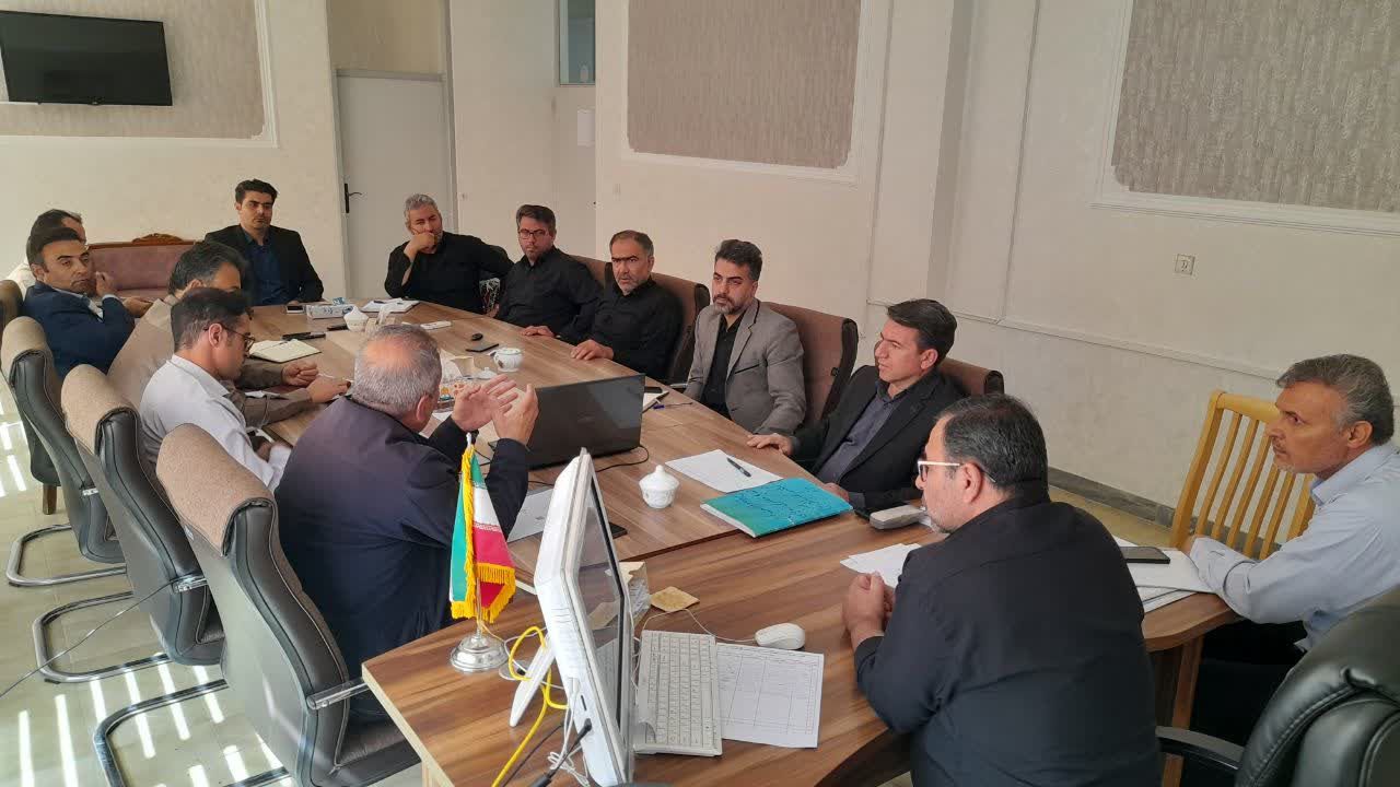 جلسه بررسی مسائل و مشکلات تغذیه مصنوعی آب‌های زیرزمینی کشکسرای و یالقوز آغاج در فرمانداری مرند